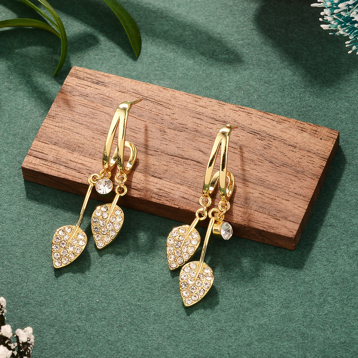 Christmas light luxury and unique heart-shaped tassel earrings, a new exquisite and Instagram-style fashion accessory for the autumn and winter of 2024 pic 23