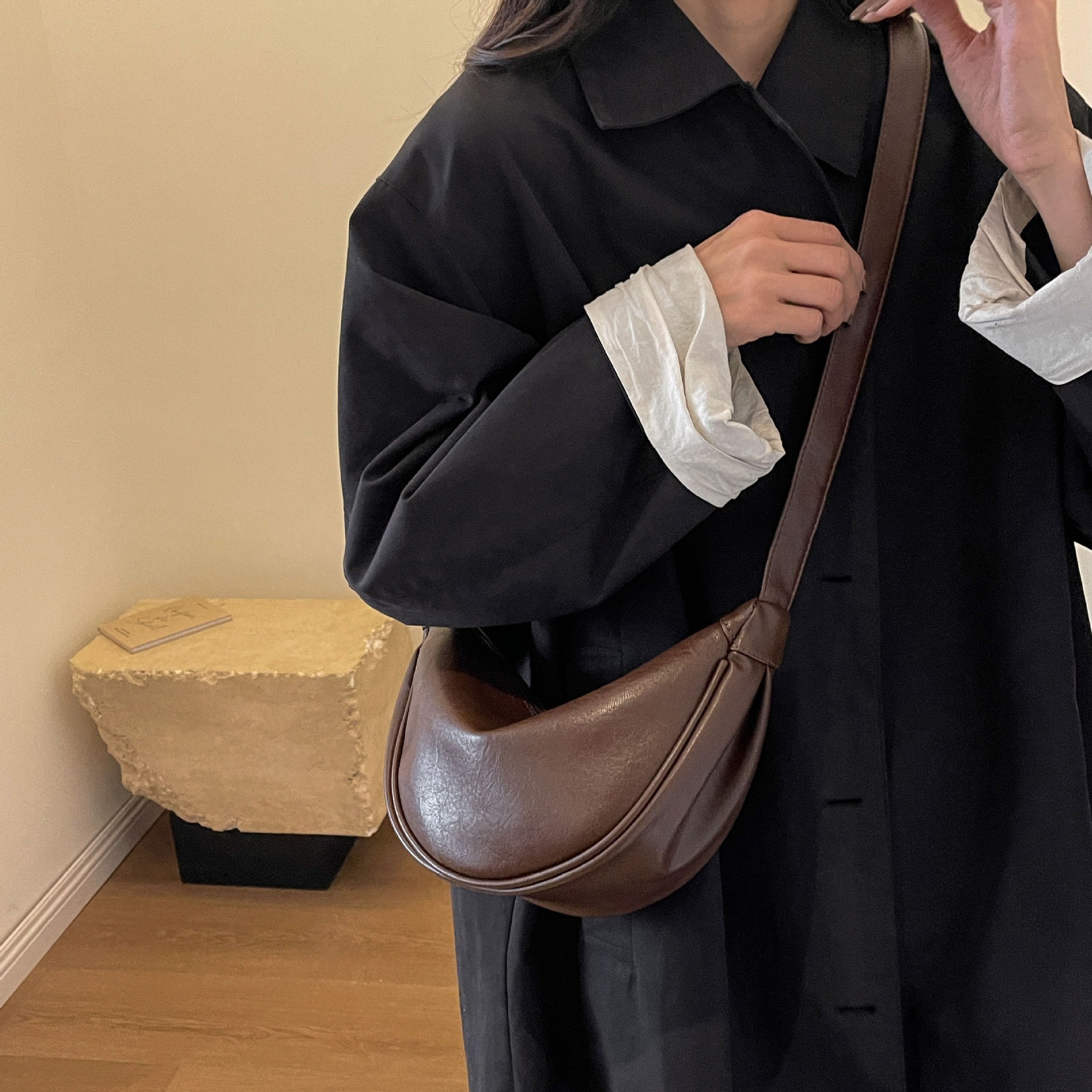 大容量包包女2023新款秋冬潮小众设计单肩斜挎包高级感复古饺子包详情29