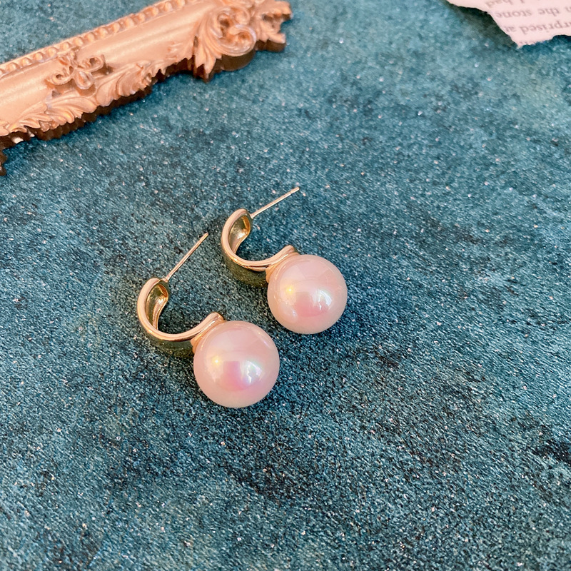 Silver needle retro court style heart-shaped figure pearl earrings, French light luxury stud earrings, female Internet celebrity style earrings wholesale pic 21