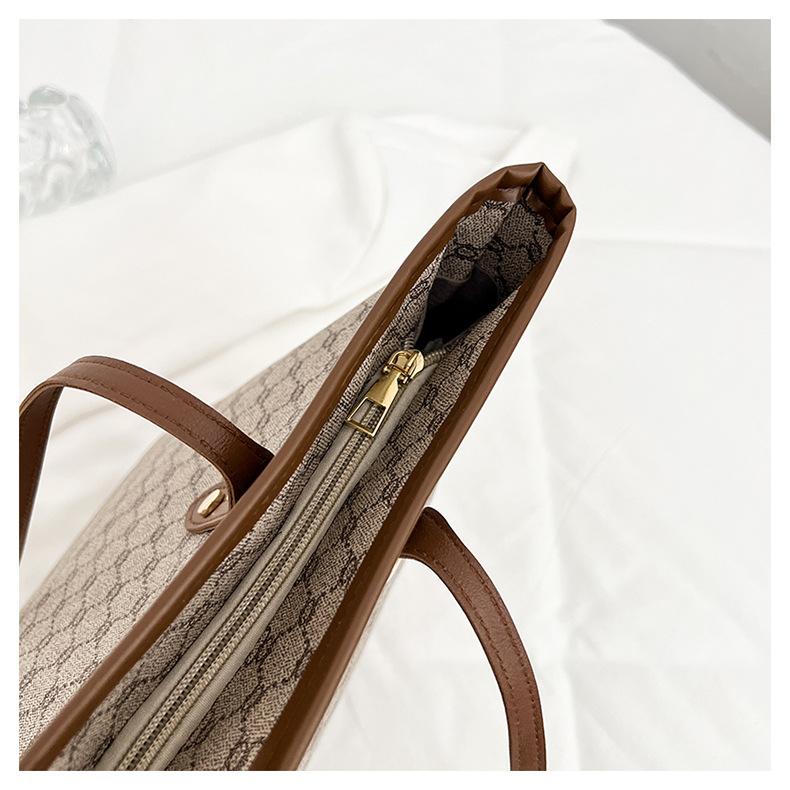 A simple and fashionable large-capacity bag for women in 2025, a trendy six-year tote bag for women, a large-capacity single-shoulder bag for commuting pic 41