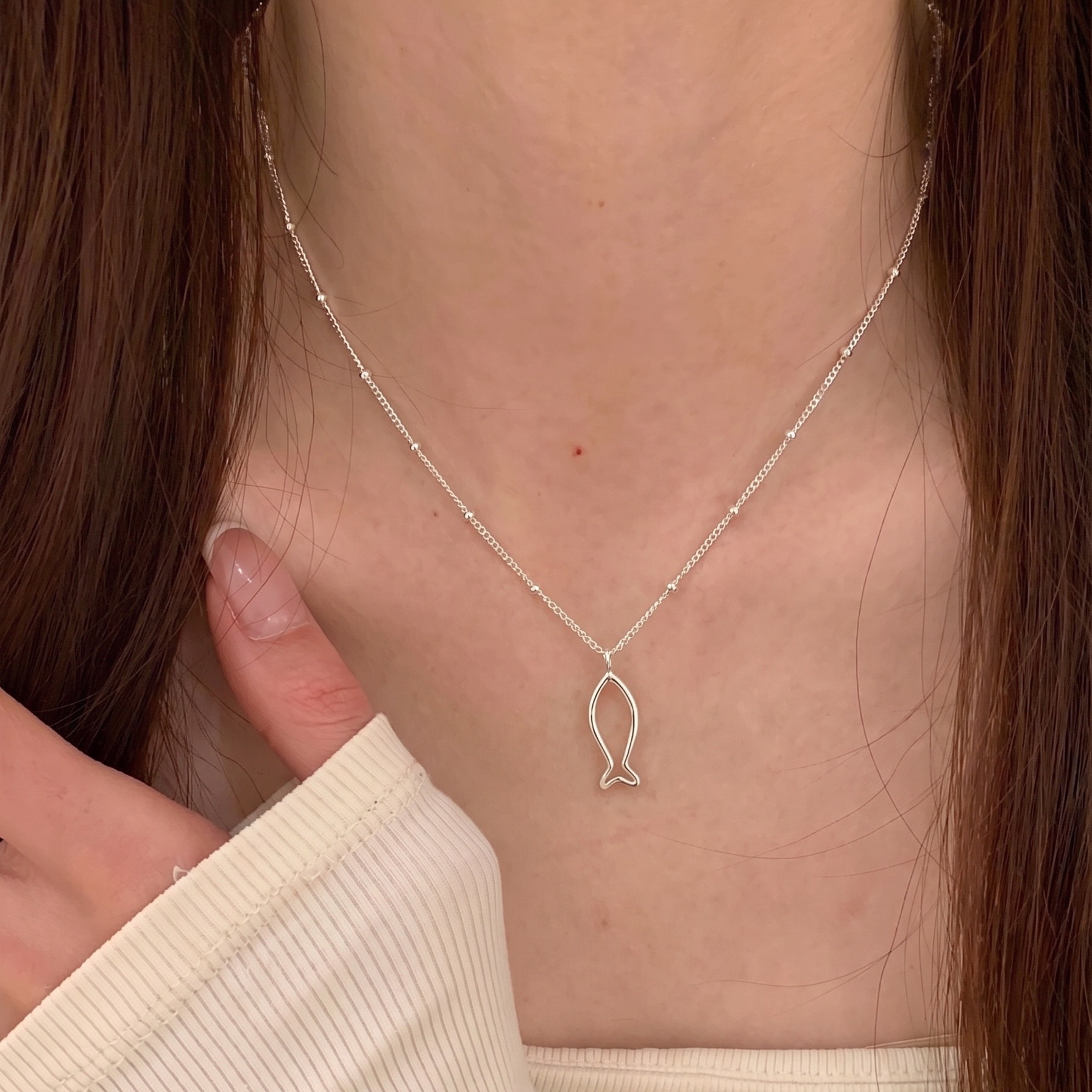 Minimalist hollowed-out small fish pendant S925 silver necklace, exquisite fine chain for women, gentle collarbone chain for daily commuting pic 1
