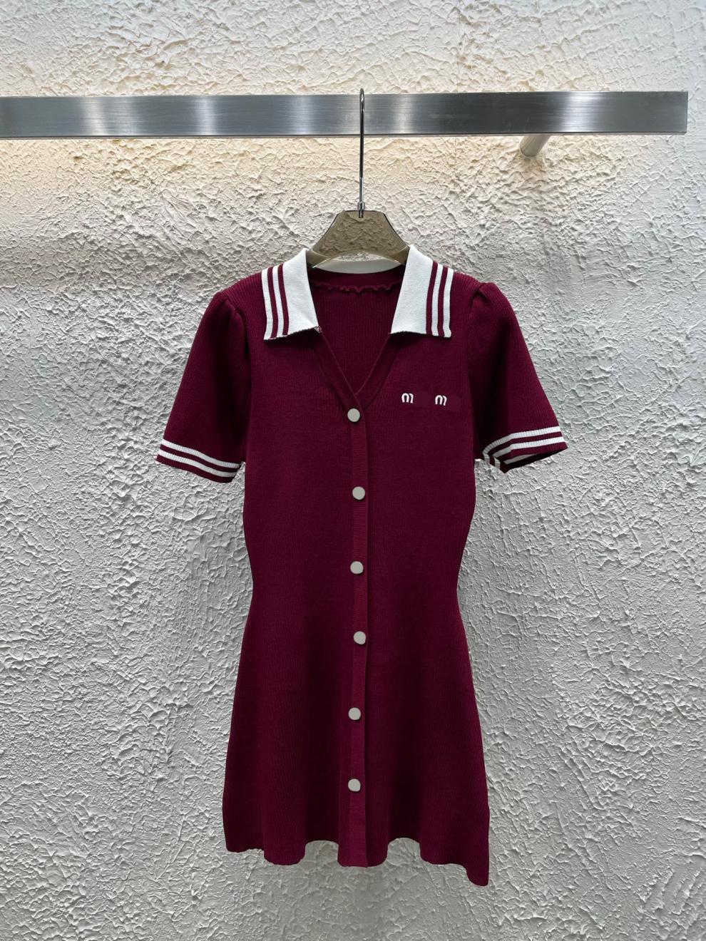 高品质2025年春夏新款修身显瘦型 翻领小V针织短袖连衣裙详情6