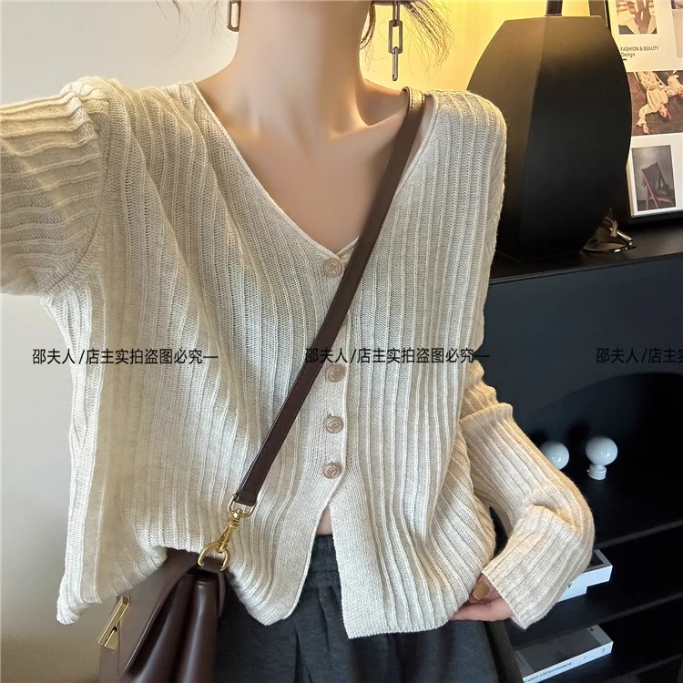 2024年新款女装秋季韩版薄款V领长袖针织开衫 宽松显瘦短款外穿上衣 女装加工精致时尚详情1
