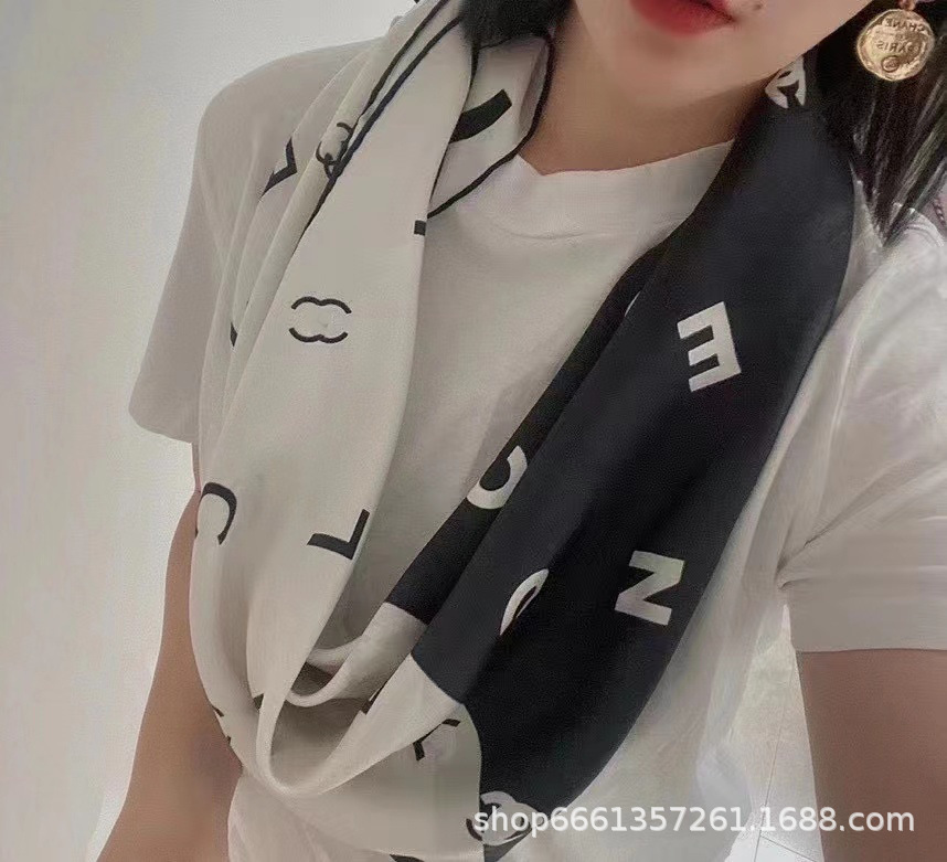 跨境欧美时尚丝巾高档优雅围巾轻奢丝绸印花字母印花海外热销大牌详情5