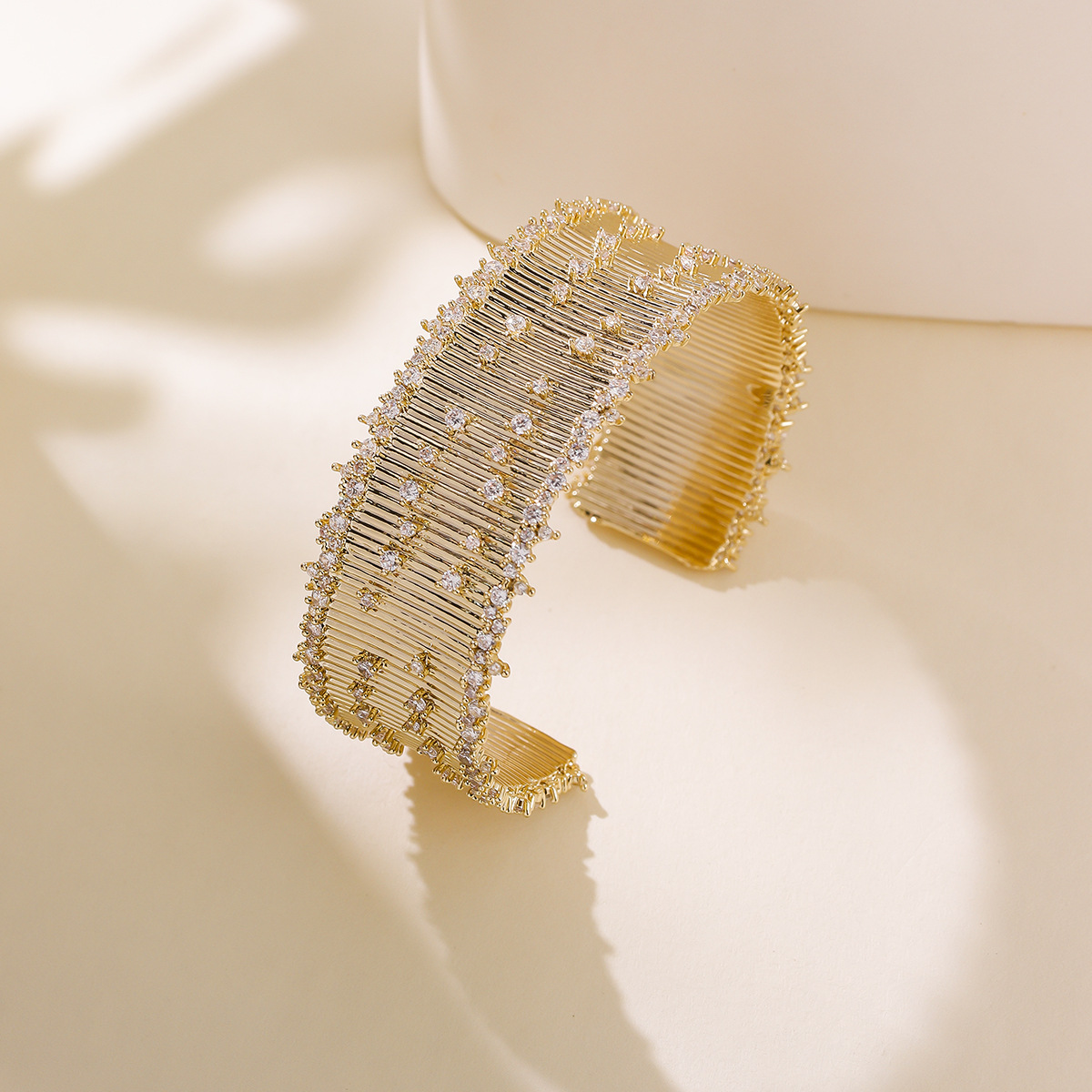 开口可调节锆石金色厚重手镯小众设计精致贵气奢华大气手镯厂家直详情5