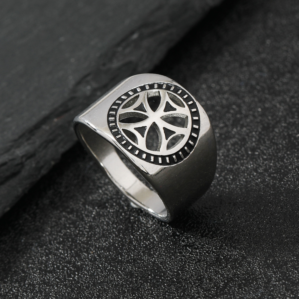 跨境不锈钢饰品 夸张朋克风切割镂空腐蚀抹黑油十字架钛钢戒指 厂详情4