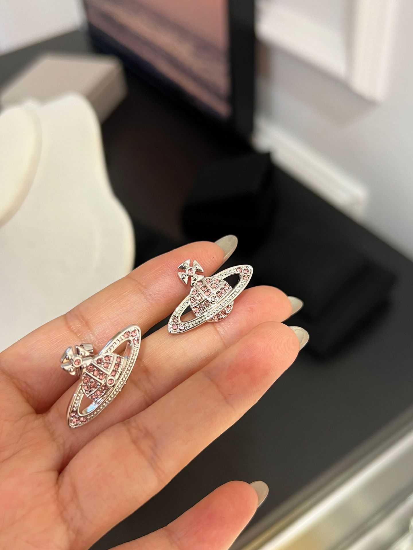 The classic full diamond Saturn stud earrings with finely set planet earrings of the Empress of the West, the same style as NANA pic 7