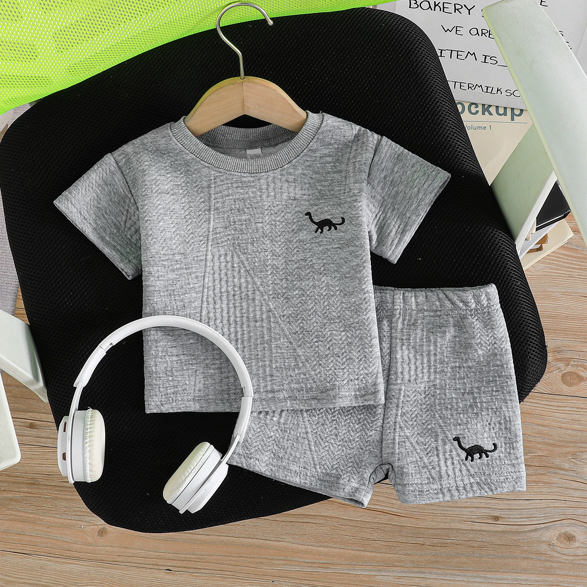 A simple and comfortable embroidered T-shirt and shorts set with horse racing patterns for boys aged 0-3 years old, a new summer sports outfit pic 31