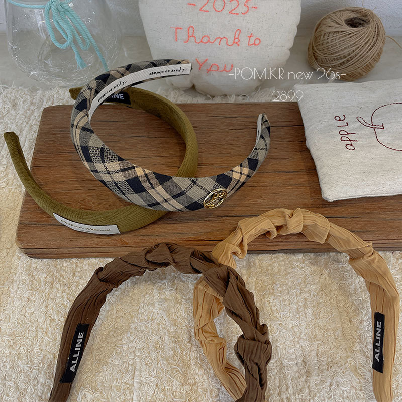 The new Korean-style checkered headband exudes a sense of sophistication for girls. The letter headband is versatile for autumn and winter. The high top hairpin creates an atmosphere for girls pic 4