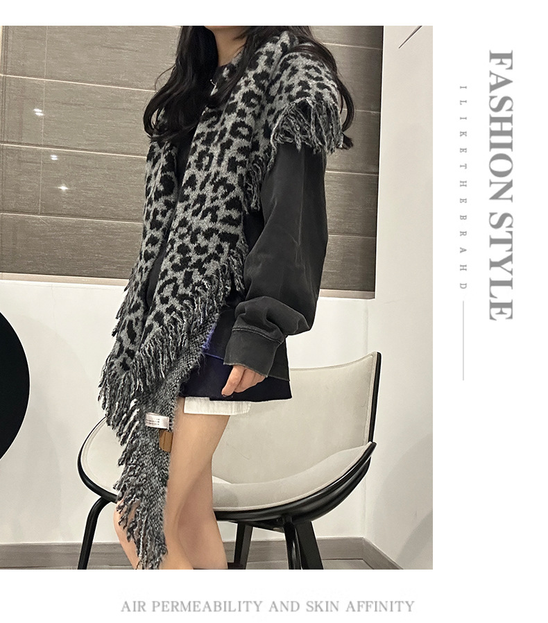 A new autumn and winter collection of leopard-print fringed scarves for women, featuring a high-end woolen triangular shawl and a retro and fashionable shawl. Wholesale from street stalls pic 9