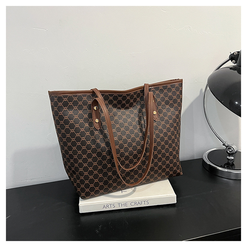 A simple and fashionable large-capacity bag for women in 2025, a trendy six-year tote bag for women, a large-capacity single-shoulder bag for commuting pic 22