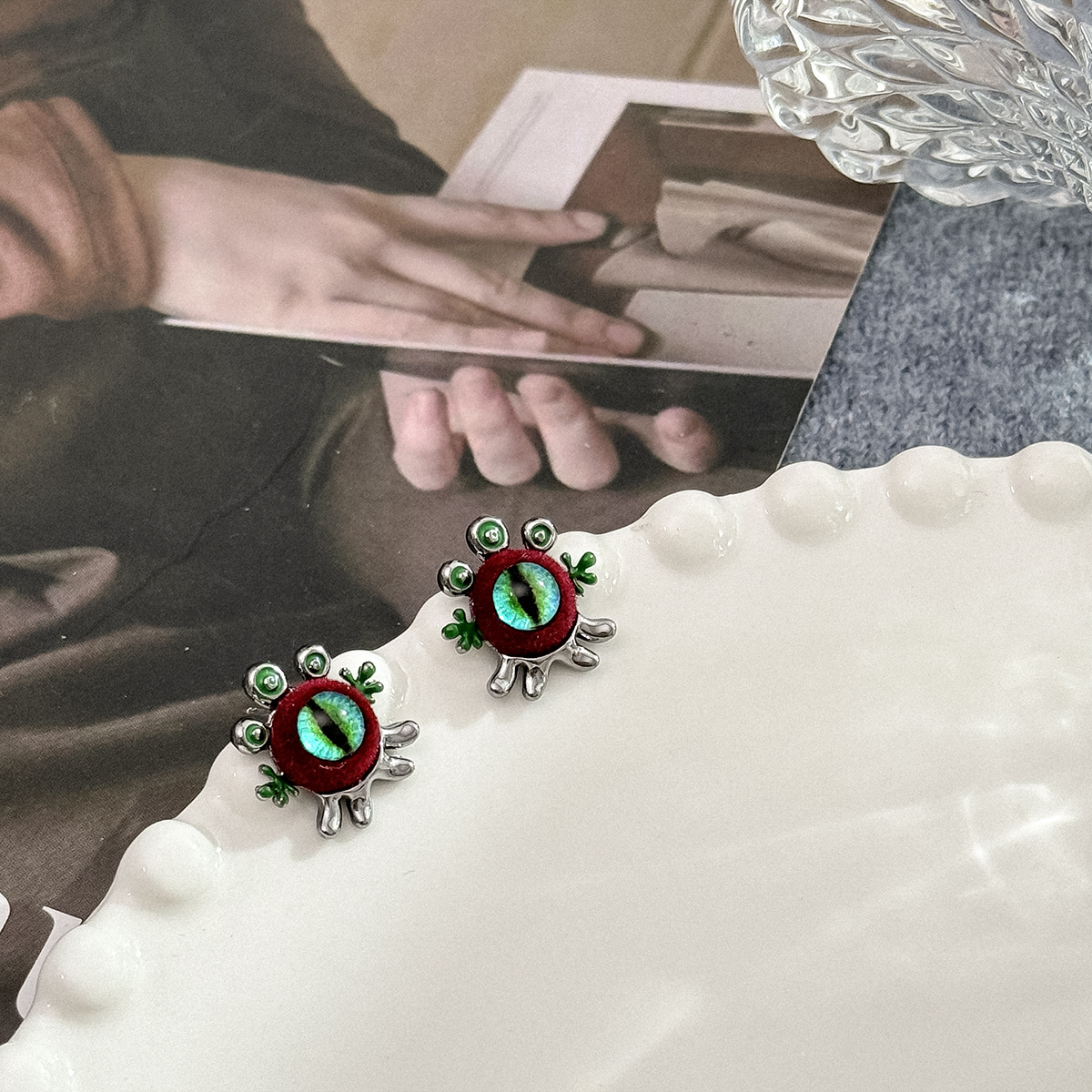 多巴胺彩色大眼恶魔流苏耳环女新款小众设计简约百搭高级耳坠耳饰详情11