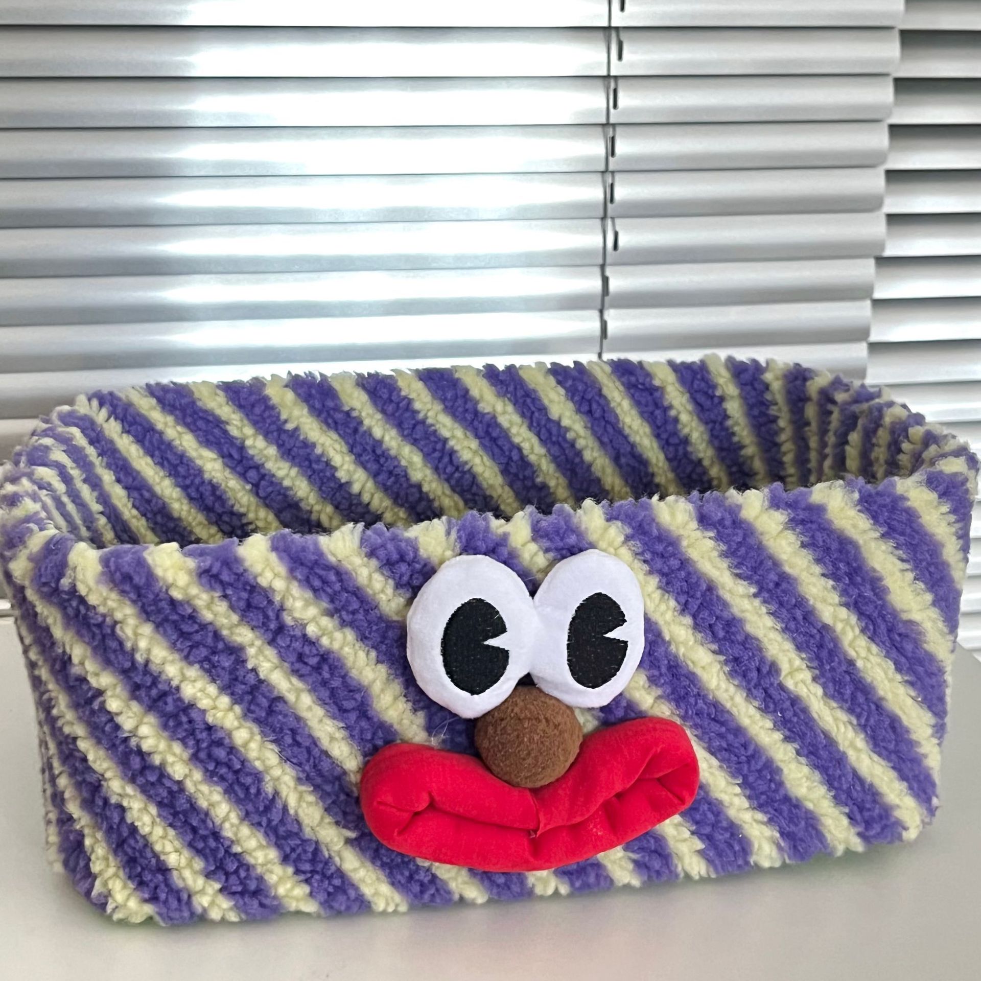 韩国ins小众设计羊羔绒收纳盒桌面小丑杂物首饰化妆品收纳筐详情5