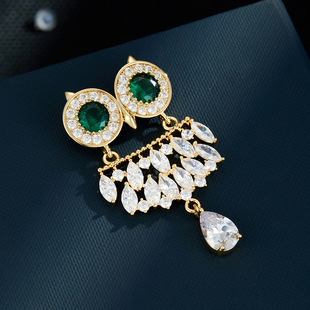 The light luxury, dynamic and high-end owl brooch is made of copper alloy, set with zircon and electroplated with real gold, making it a versatile commuter brooch pic 4