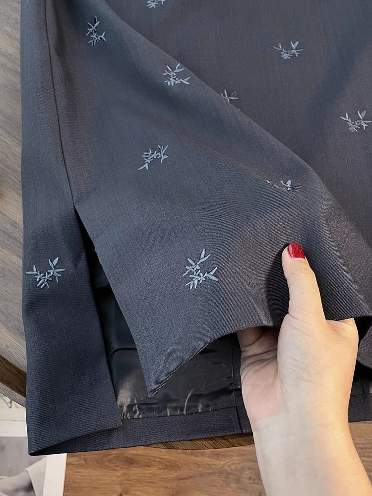A small chanel-style grey high-waisted, slimming embroidered skirt for women in the spring of 2025, a new casual and versatile long dress pic 7