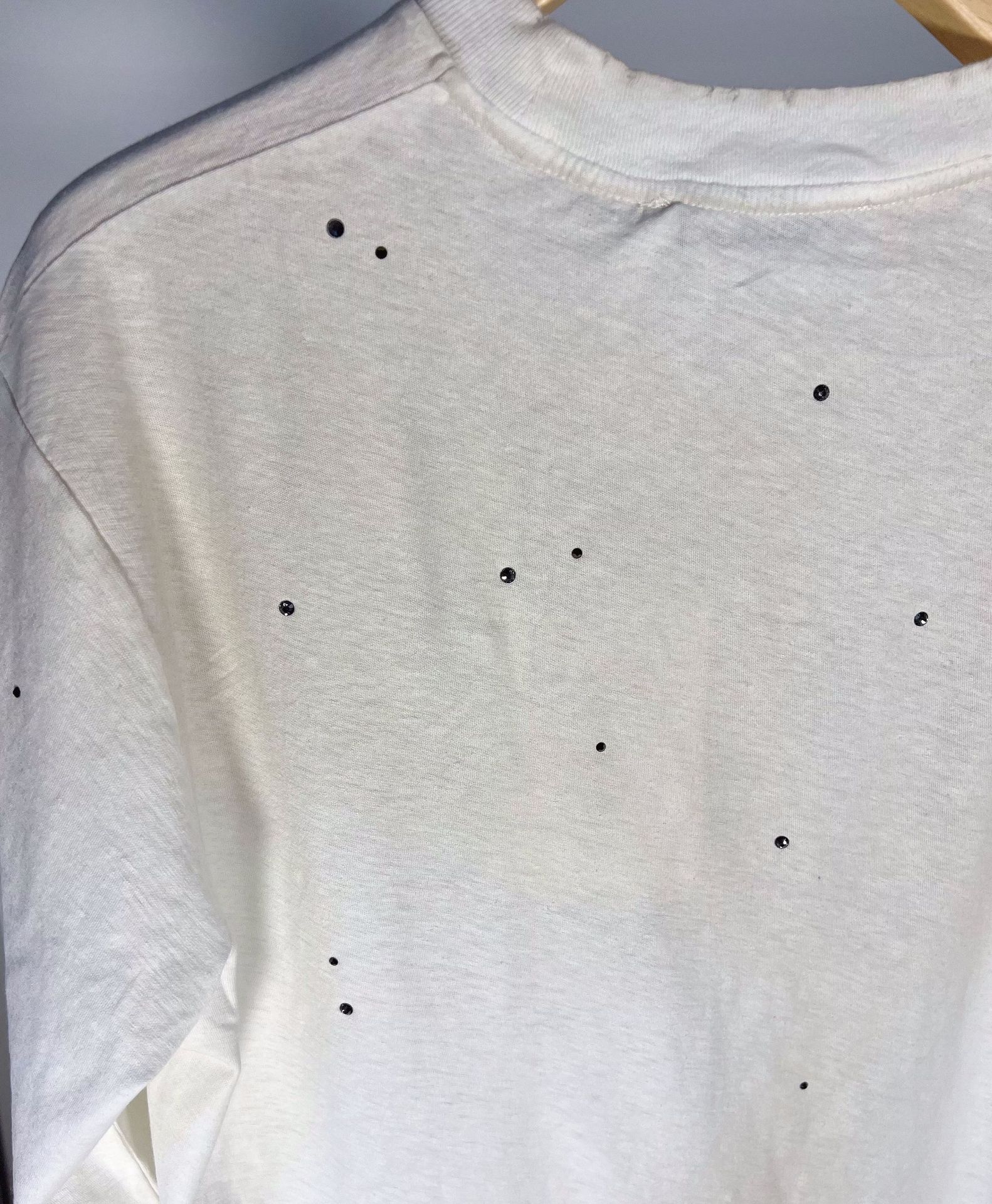 A new white long-sleeved T-shirt for women in early spring, 1996, with aged letters, faded spray painting and rhinestones pic 8