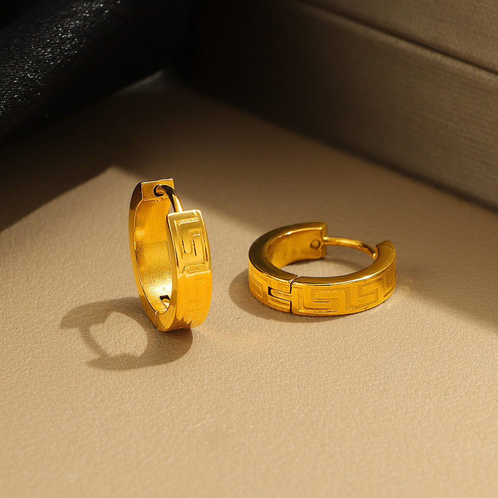 The 2025 new Great Wall pattern ear buckles are made of stainless steel with three-dimensional Roman patterns and geometric designs. They are simple, fashionable and cold, exuding a sense of sophistication pic 3