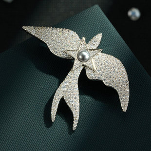 The light luxury, dynamic and high-end owl brooch is made of copper alloy, set with zircon and electroplated with real gold, making it a versatile commuter brooch pic 6