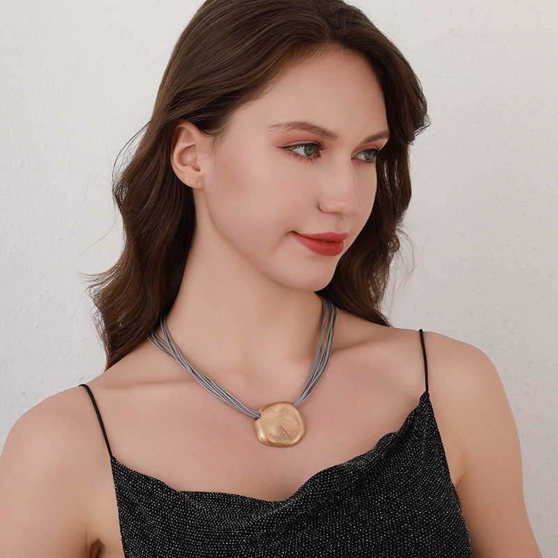 亚马逊跨境专供女士新款短项链圆形吊坠不规则皮绳拉丝设计锁骨链详情5