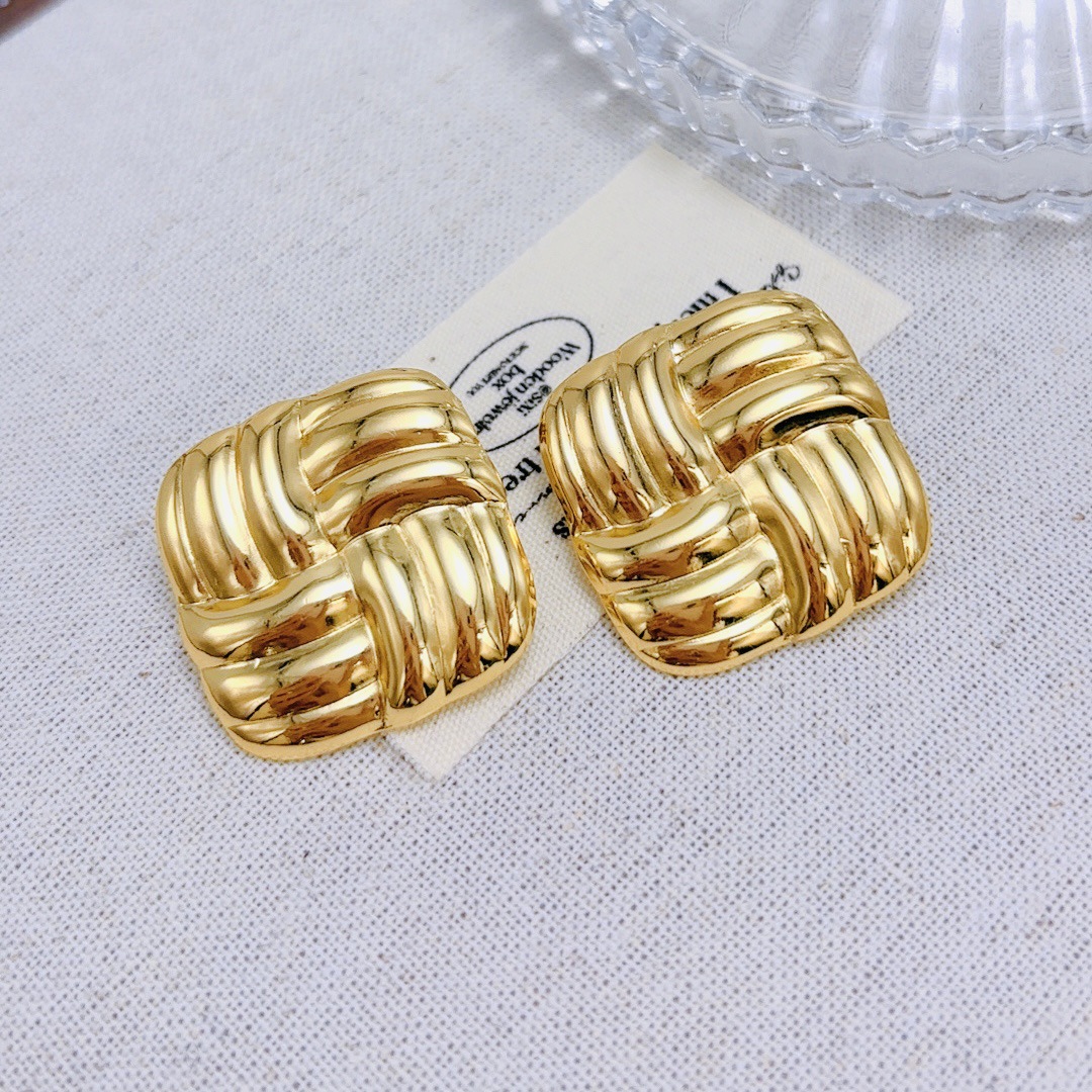 2024 Cross-border bestsellers: Fashionable and versatile, light luxury style, heart-shaped stud earrings, high-end ins style, internet-famous style, elegant pic 5