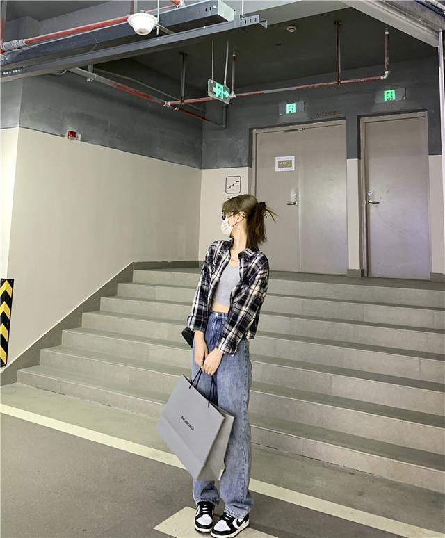 慵懒雅痞调调衬衫须须边短款格子衬衫女夏秋韩版宽松长袖衬衣女详情10