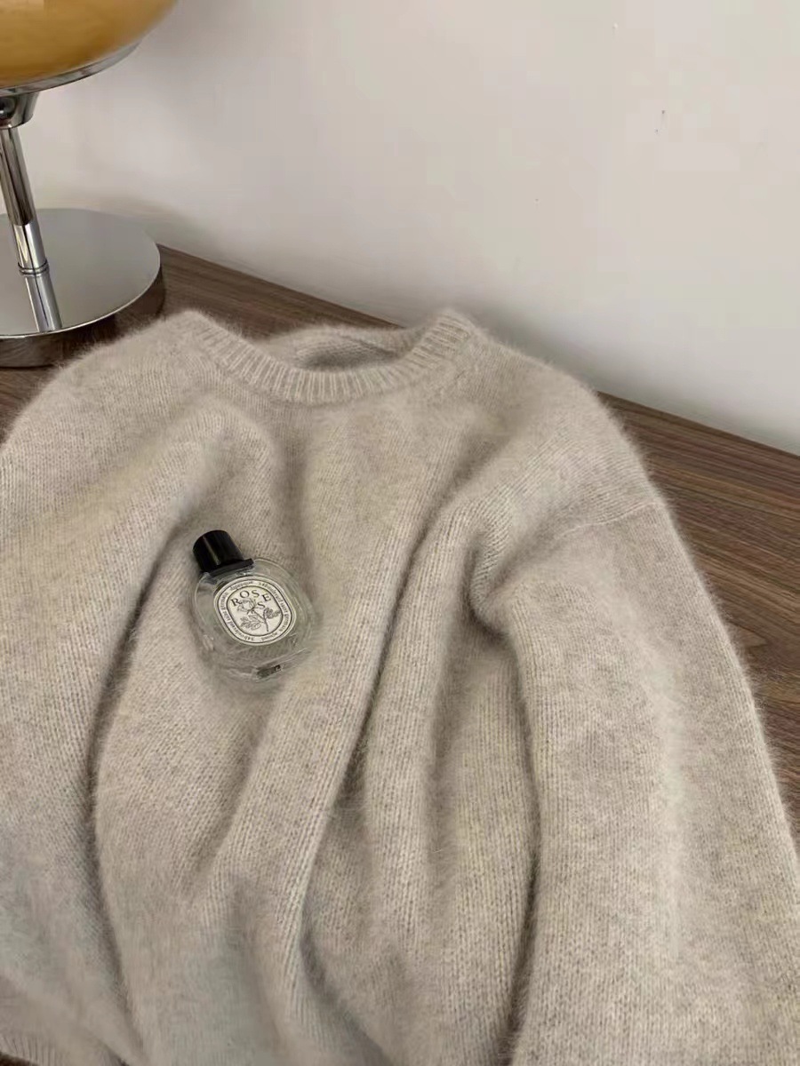 A high-end, soft and fluffy raccoon wool round-neck sweater for women in winter, thickened and laid-back style milk fufu, paired with a knitted sweater top pic 2
