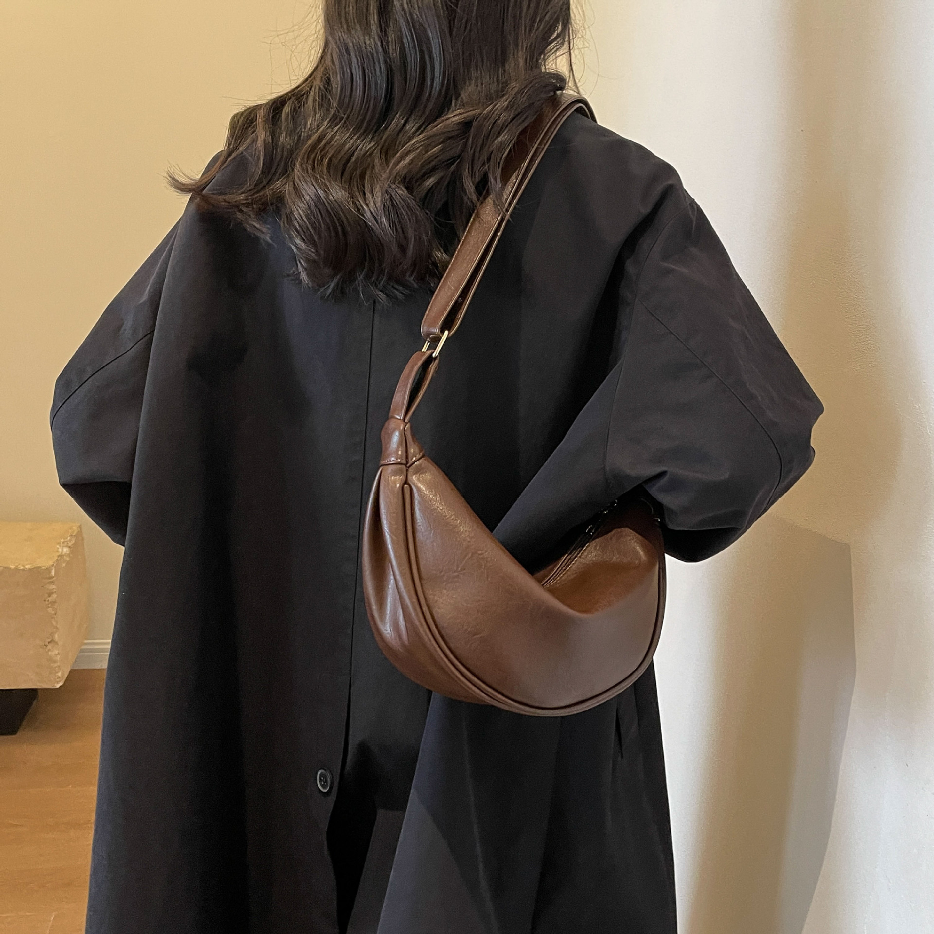 大容量包包女2023新款秋冬潮小众设计单肩斜挎包高级感复古饺子包详情20