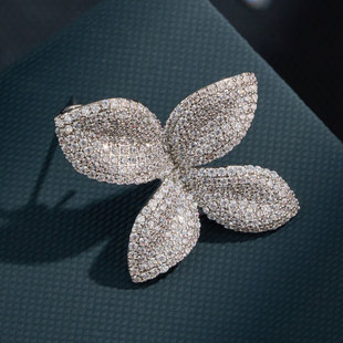 Luz de lujo multicolor cuatro flores broche aleación de cobre micro incrustado con circonio perlas de agua dulce premium sense vestimenta nuevos pins para mujeres pic 2