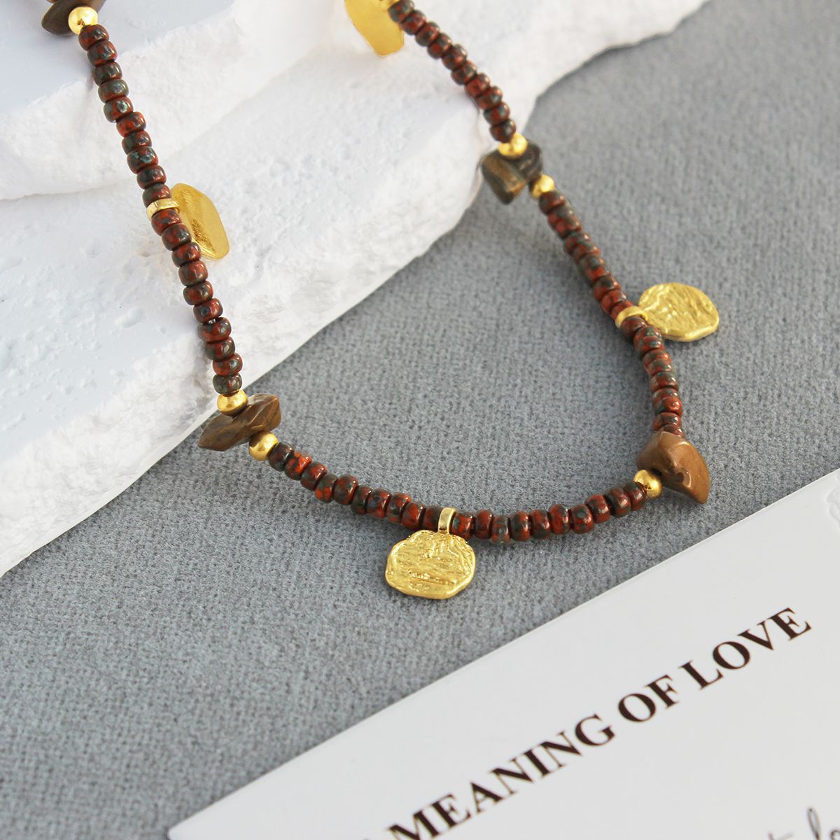 WENS雕刻纹理吊坠项链 跨年款法式复古小众设计高级感红珠毛衣链详情8