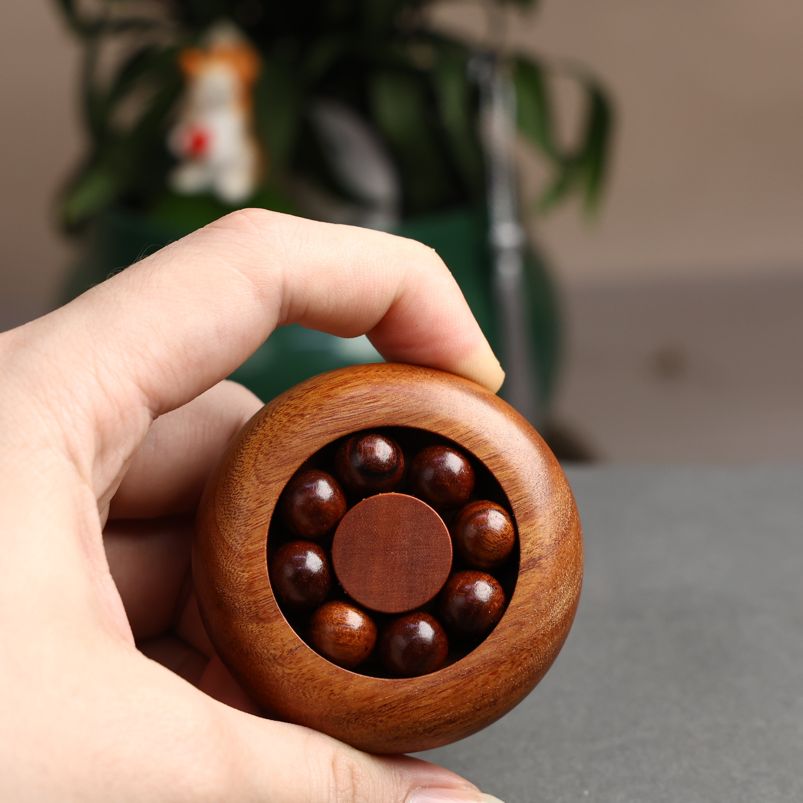 Factory direct sales of sandalwood wooden handball spinning handball pieces for hand exercise and stress relief pic 8