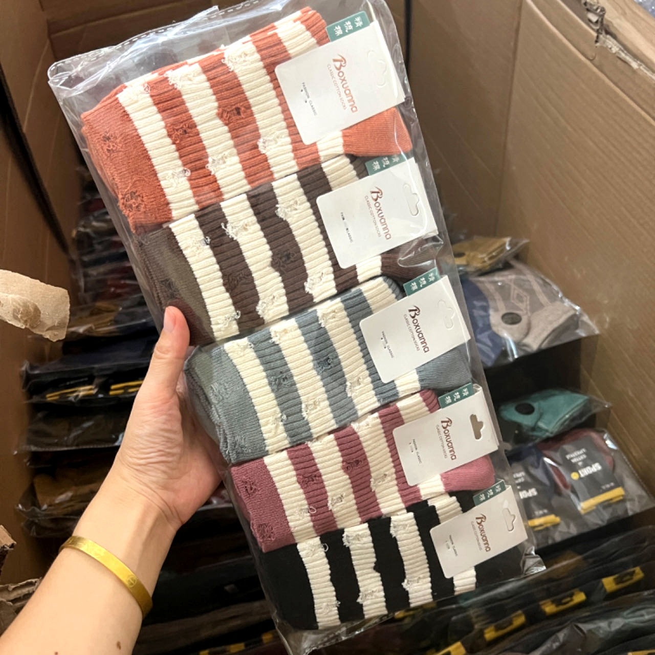 供商超纯色加厚袜子女秋冬中筒袜吸汗防臭棉袜男女士保暖长袜批发详情17