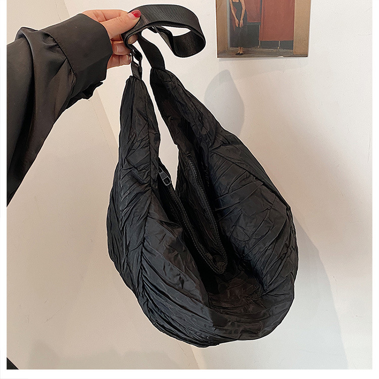 新品褶皱半月包简约时尚斜挎包大容量潮搭单肩包慵懒风都市休闲包详情40
