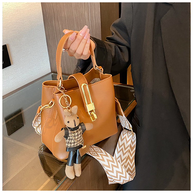 高级感大容量水桶包女2024新款潮韩系百搭宽肩带单肩包洋气斜挎包详情29