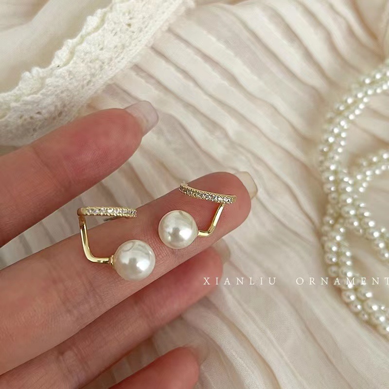 The design sense of the niche pearl stud earrings is simple and elegant for women. It is a versatile and fashionable earring accessory for commuting pic 9