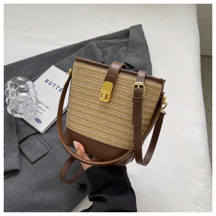 时尚手提编织包包女2023新款高级质感草编包单肩斜挎包休闲水桶包详情38