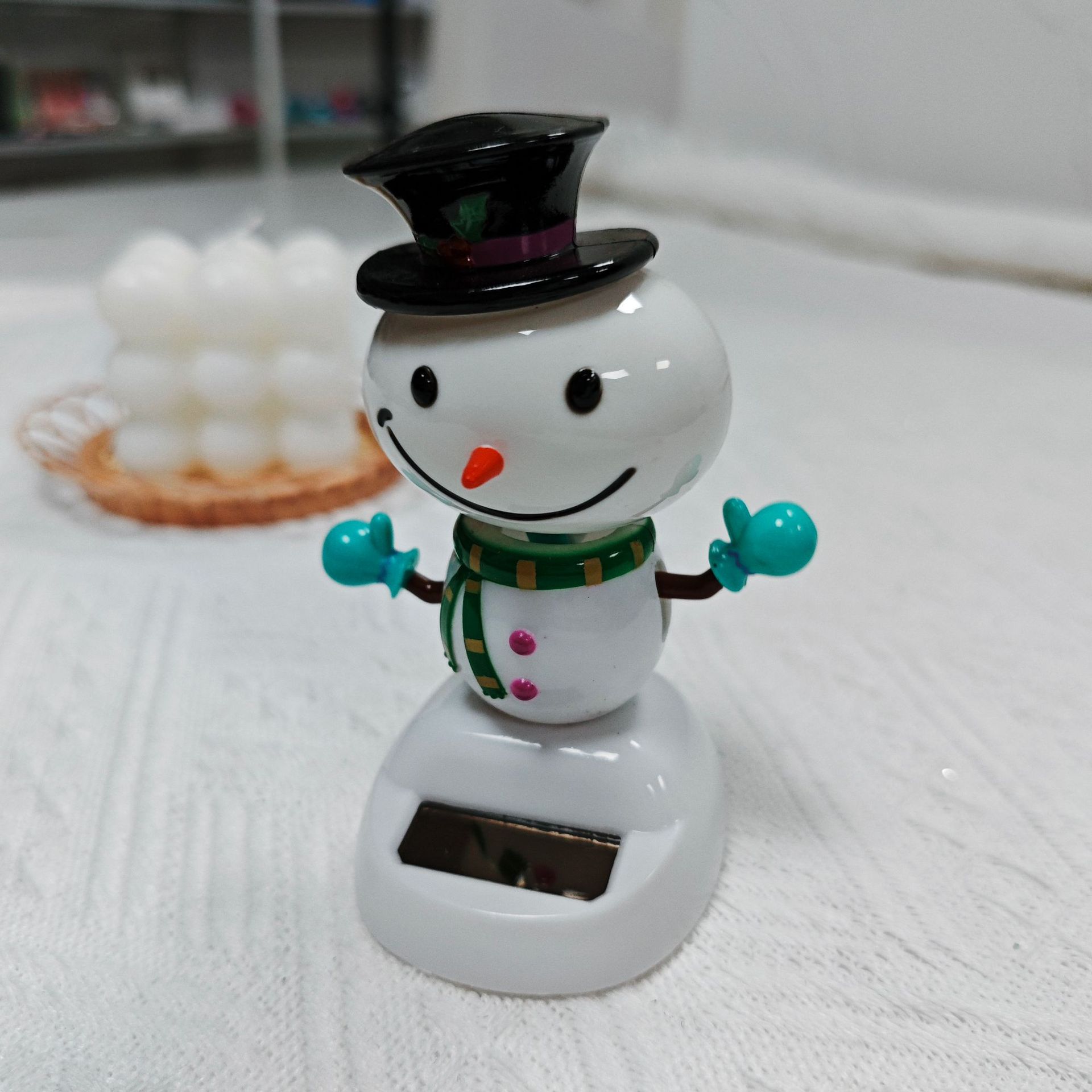 Cross-border new solar automatic rocker, Christmas holiday gifts, black hat, scarf, snowman ornaments are available for wholesale pic 4