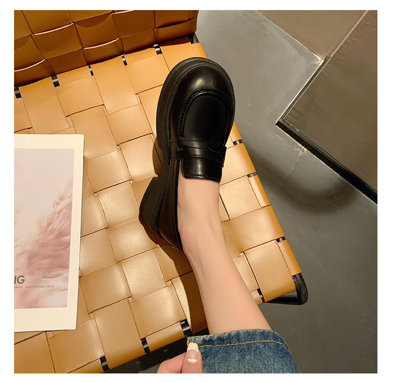 The new 2024 autumn collection of Japanese-style small leather shoes for women features a black thick-soled loafer with a British style, paired with a single jk uniform shoe pic 17