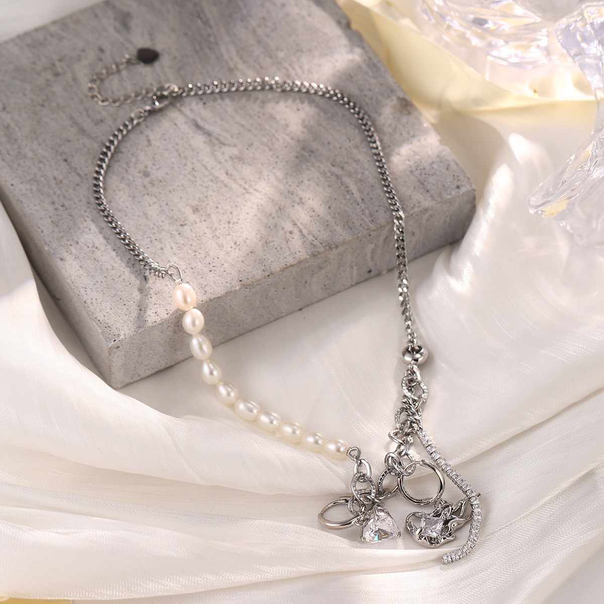 The new heart-shaped bow collarbone chain is a niche retro necklace that is versatile for summer, exuding a sense of high-end luxury and a light fragrance style pic 37