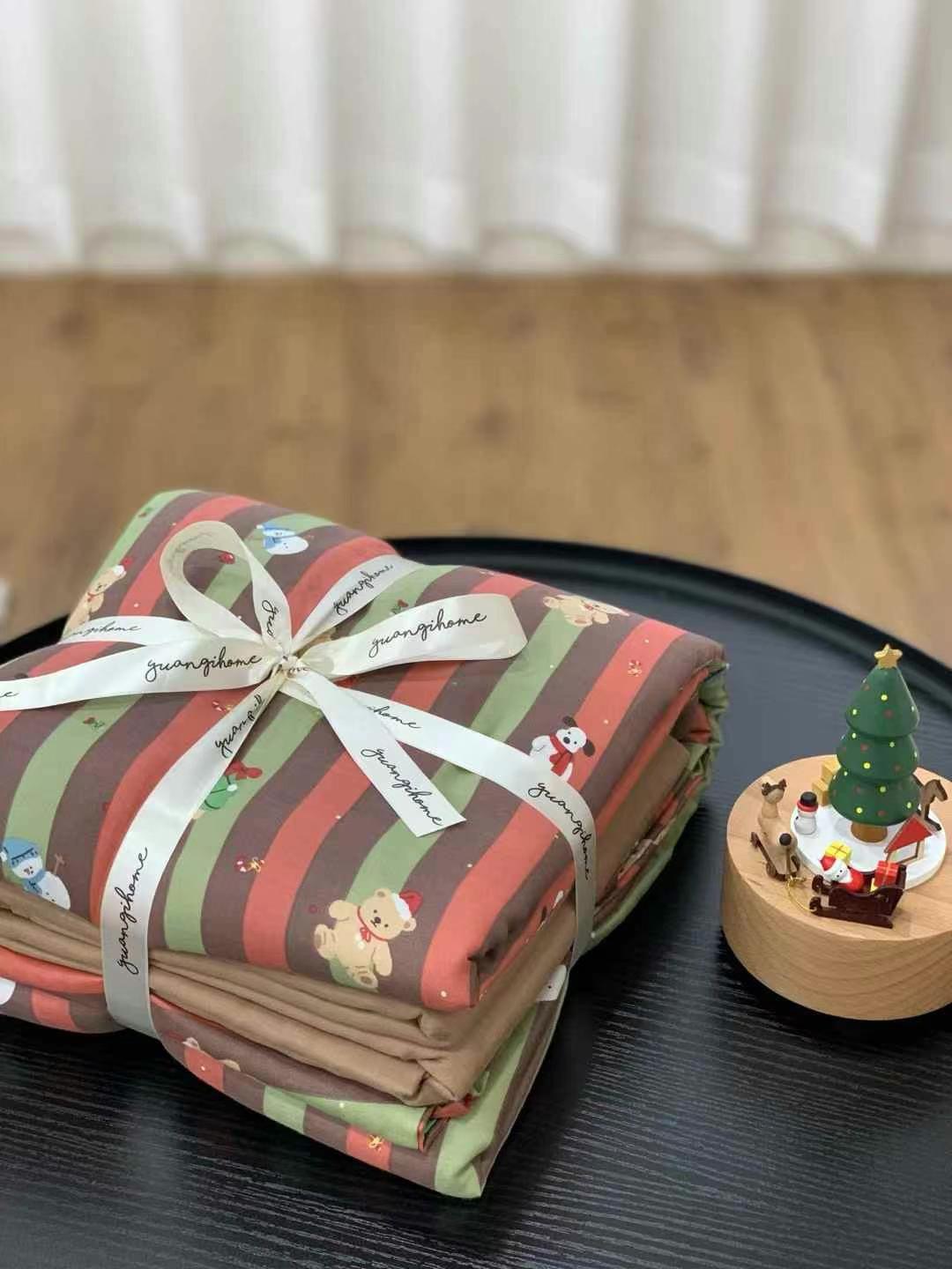 A set of three or four pieces with fresh small floral print double-layer yarn, pure cotton soft naked sleeping quilt cover and cartoon bedding pic 18