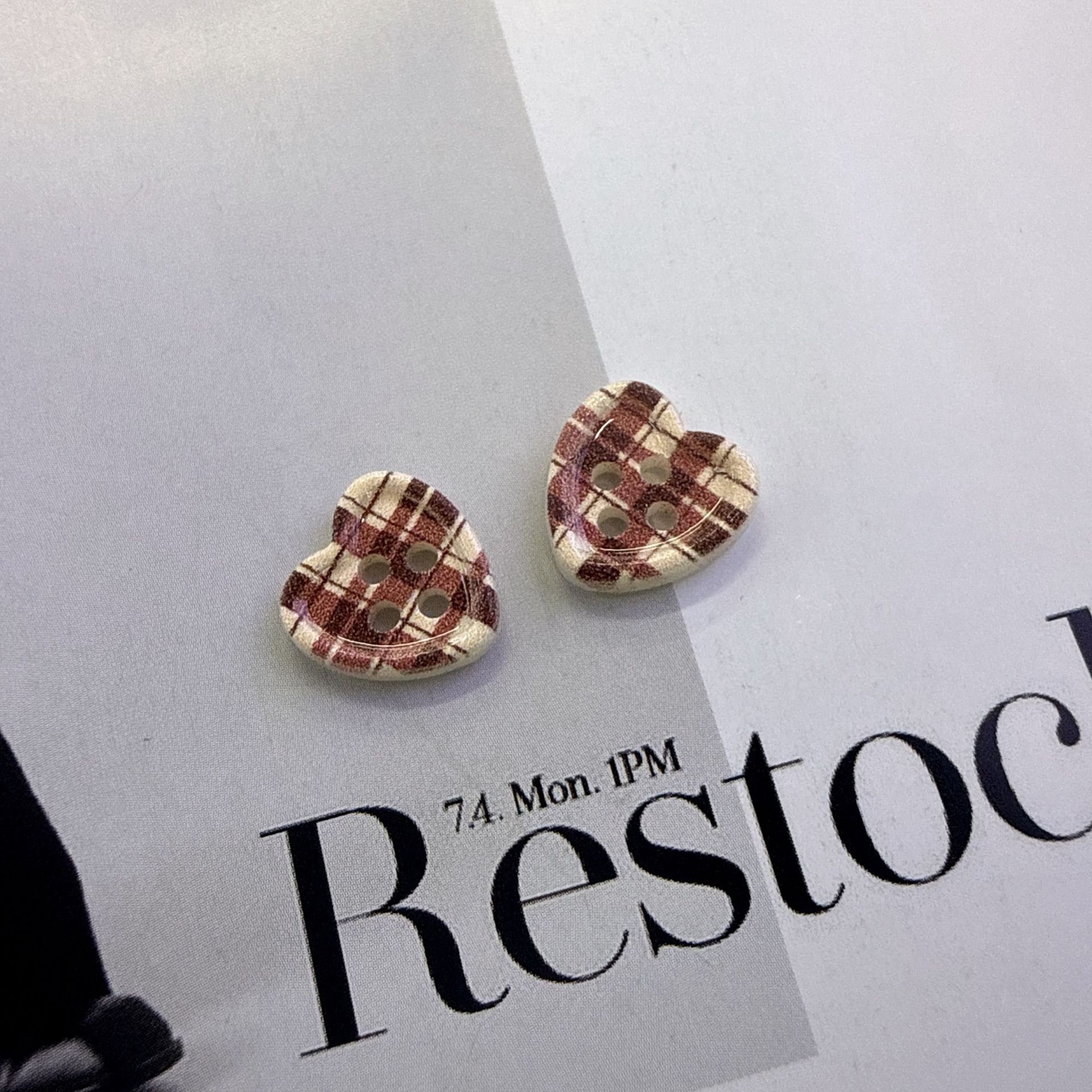New summer ice-transparent checkered heart button diy handcrafted material clothing accessory button with four eyes pic 8