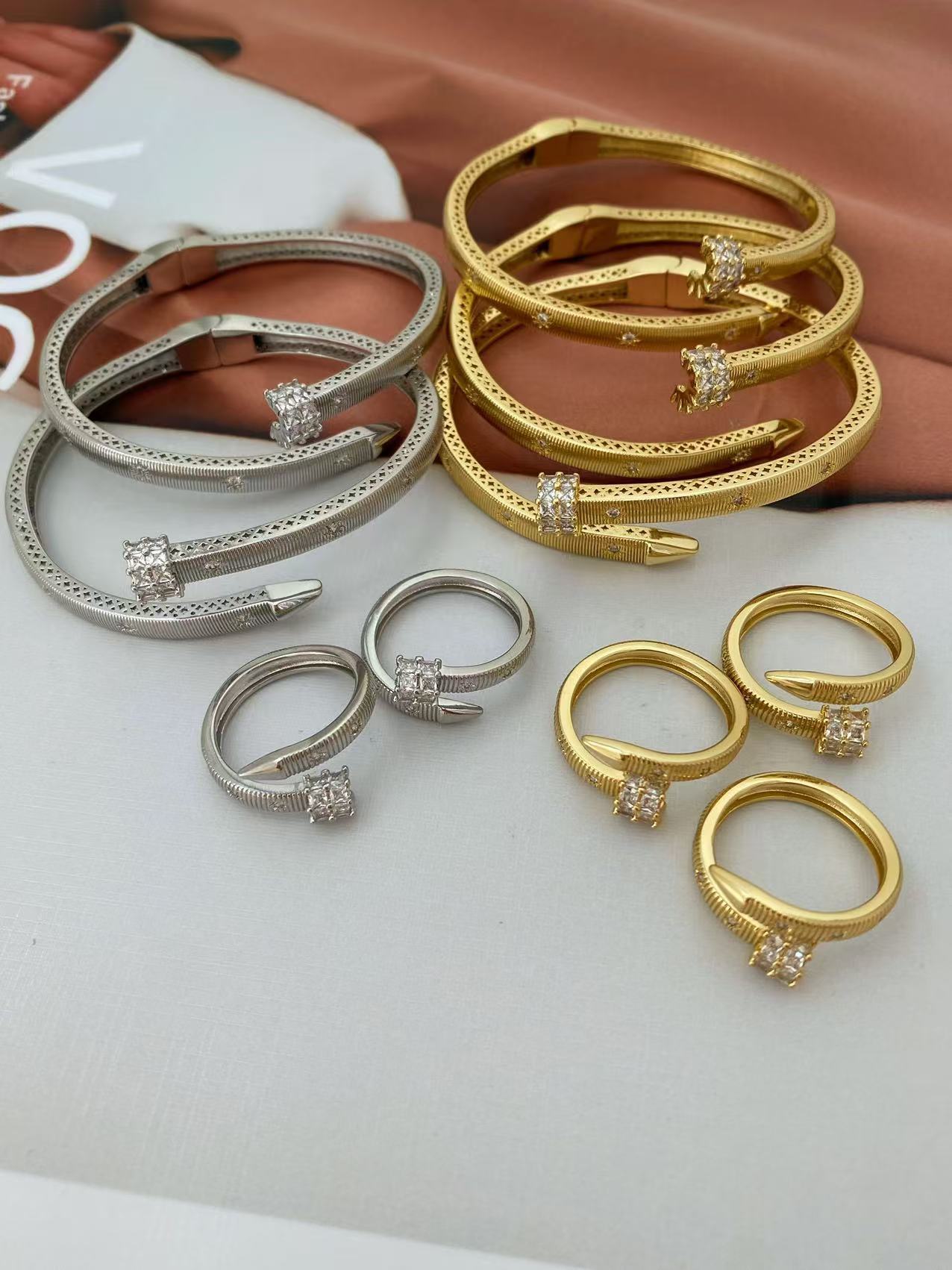 Court style retro brushed bracelet ring, niche light luxury high-end bracelet, gold 瓖 diamond buckle bracelet manufacturer pic 5