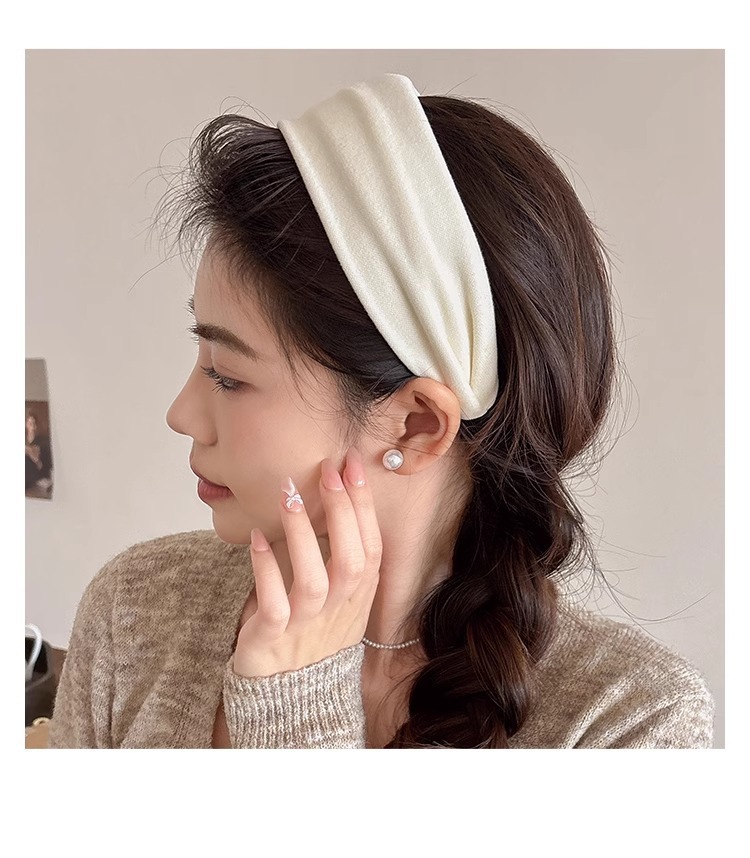This autumn and winter style features a simple and trendy hairband with a retro and high-end feel. It has a wide edge, an outer ring, a space cotton face wash and head accessory, and a fashionable hair band pic 13