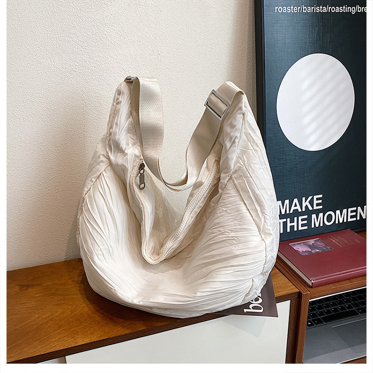 新品褶皱半月包简约时尚斜挎包大容量潮搭单肩包慵懒风都市休闲包详情49
