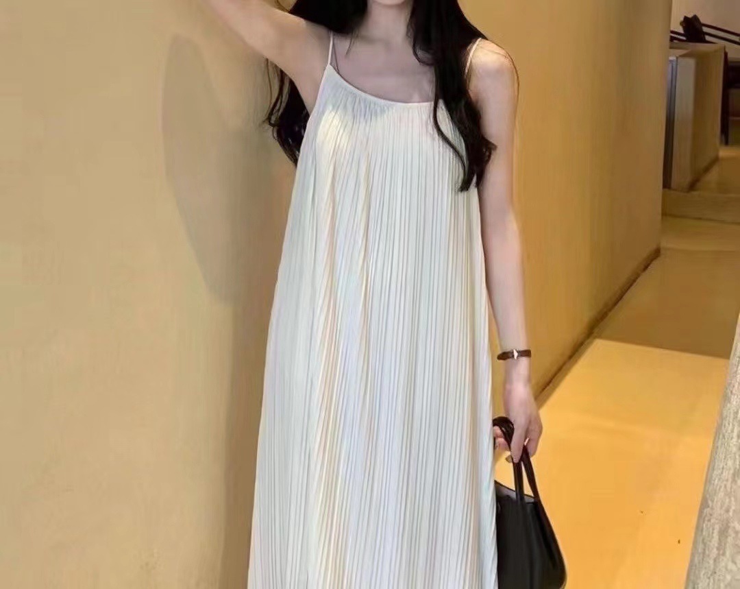 褶皱吊带裙女夏季2024高级感气质显瘦连衣裙宽松法式轻奢纯色长裙详情4