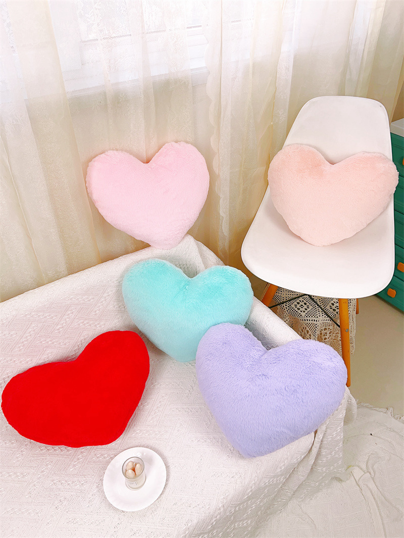 厂家批发仿兔毛爱心抱枕创意心形沙发靠垫床头装饰摆件可代发批发详情4
