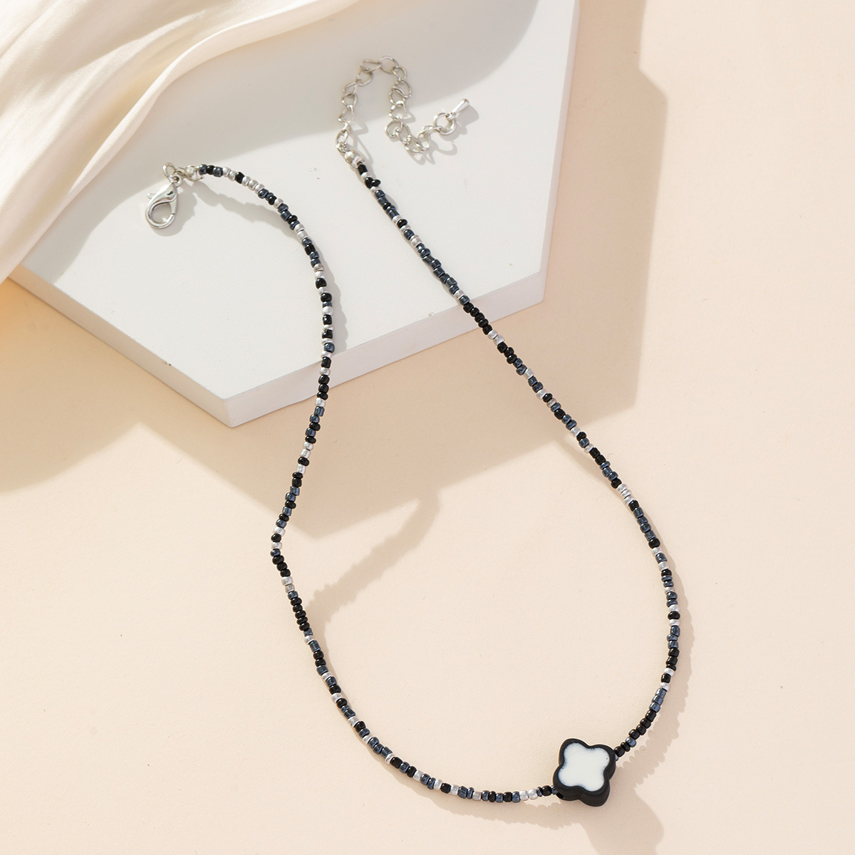 Colorful candy four-leaf flower rice bead beaded necklace, with a unique little Chanel style, sweet and elegant, high-end design, collarbone chain for women pic 4