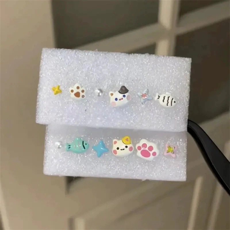 Cat-shaped taiyaki ear stud, a niche design for women, is small, funny and cute. It features cartoon cat claws and little fish ear stud earrings pic 5