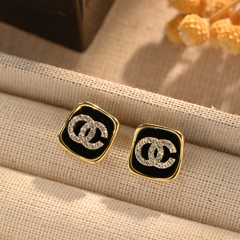 Simple square retro black small chanel-style stud earrings for women with a light luxury and high-end feel, 2024 new style earrings pic 54