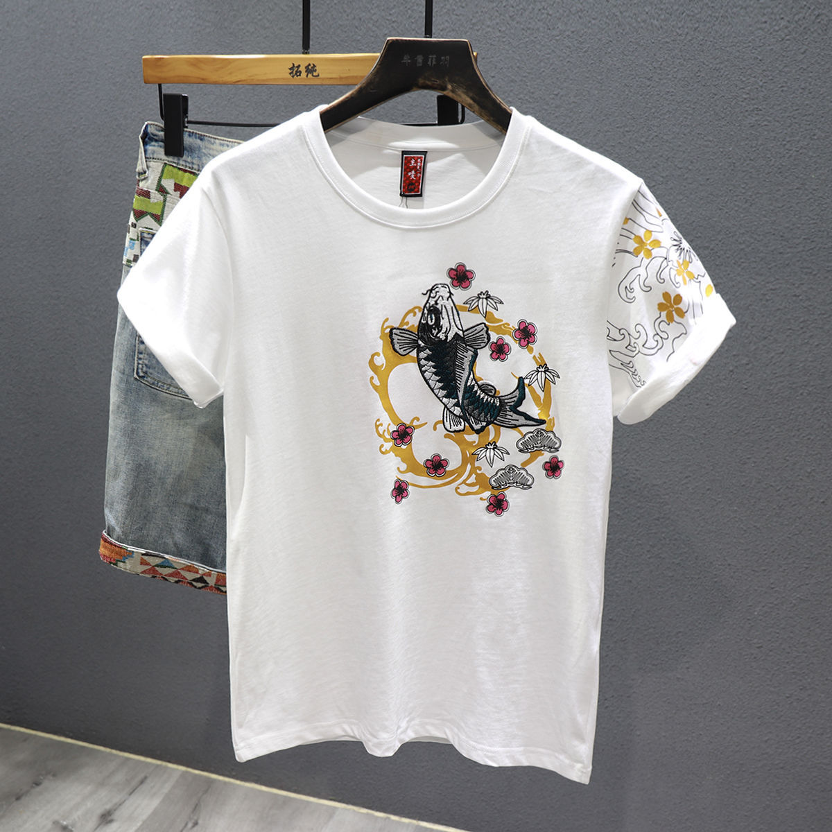 A new summer trend brand of Chinese style, carp, ethnic style, embroidery, personalized, loose short-sleeved T-shirt for men, casual top pic 1