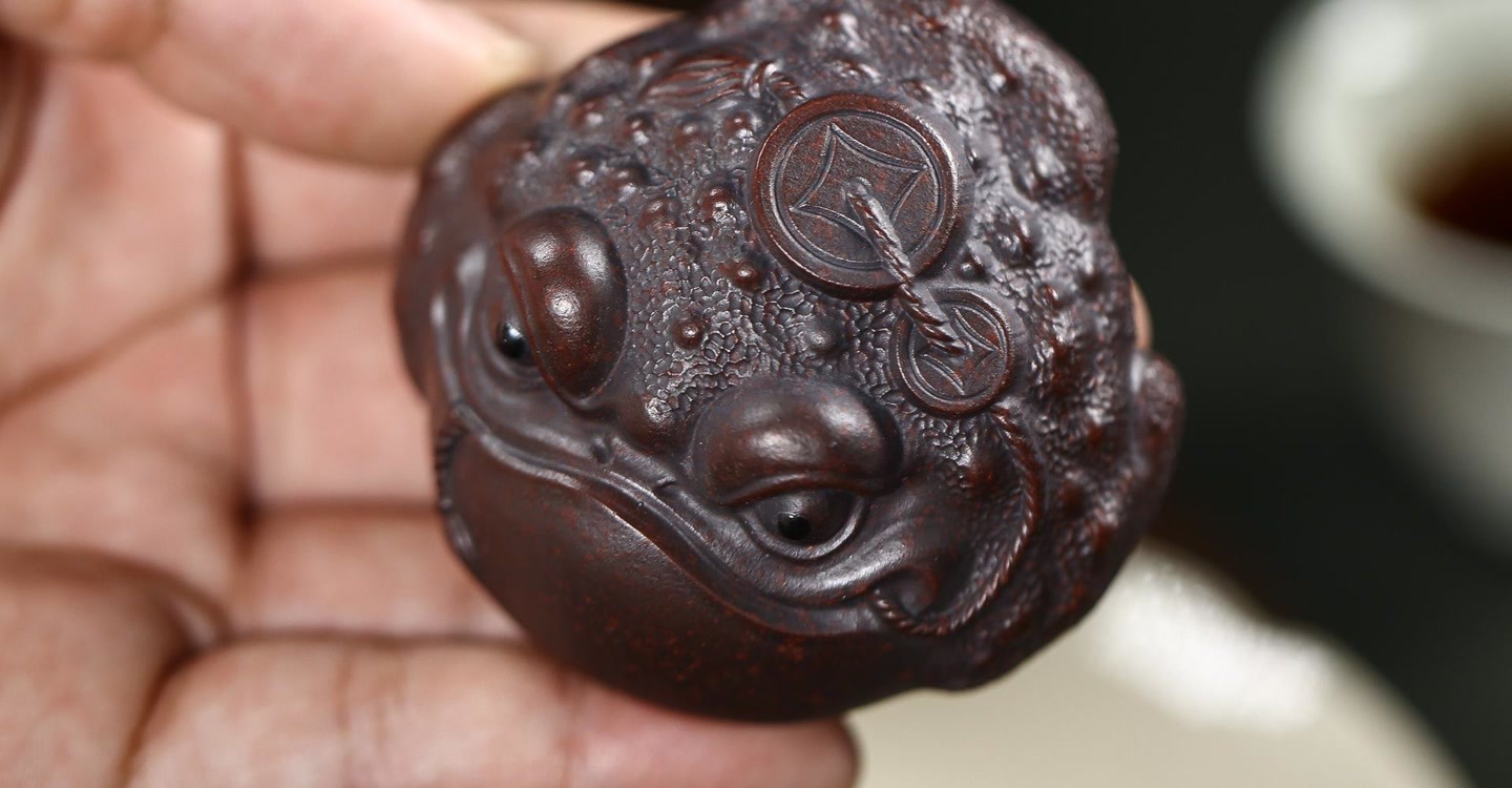 紫砂茶宠地包天金蟾三足金蟾原矿紫泥手工精制底部精美刻绘摆件详情24